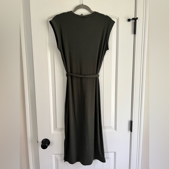 Gorgeous Green Sleeveless Dress - Picture 2 of 3